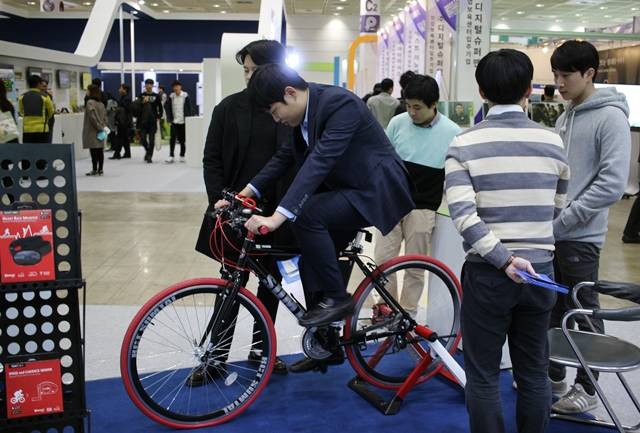 자전거네비게이션 '오픈라이더'를 체험해보고 있다. <사진=대덕넷 정윤하 기자> 