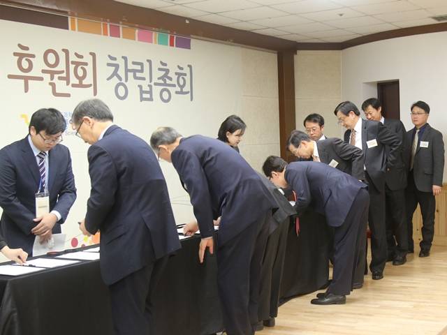 정관·회의록에 서명하고 있는 참석자들의 모습.<사진=강민구 기자> 