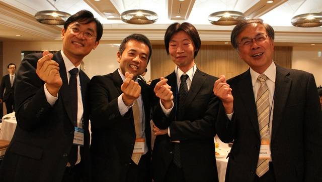 한국과 일본 양국의 변리사들이 지속적인 협력을 약속하며 하트 손동작을 하고 있다.<사진=이근영 기자> 
