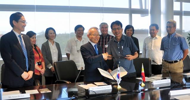 협약서를 교환하고 있는 홍기훈 KIOST 원장(중앙 왼쪽)과 마이클 림탄(Michael Lim Tan) 필리핀대 총장(중앙 오른쪽).<사진=KIOST 제공> 