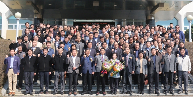 신용현 원장 이임식에서 직원 모두가 앞으로의 행보를 다짐하며 화이팅을 외치고있다.<사진=백승민 기자>