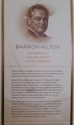 비행의 개척자들 전시실 마련에 큰 역할을 한 힐튼 호텔 2대 경영자 Barron Hilton에 대한 설명문. <사진=이석봉 기자>
