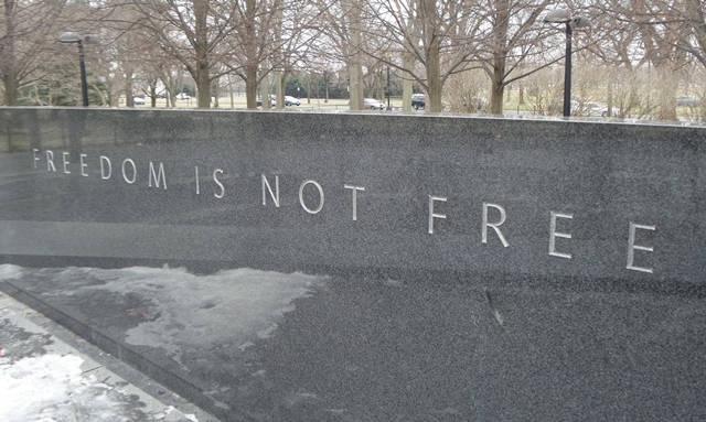 워싱턴 DC 한국전 참전기념물에 쓰여 있는 '자유는 공짜가 아니라'는 어귀.<사진=이석봉 기자>