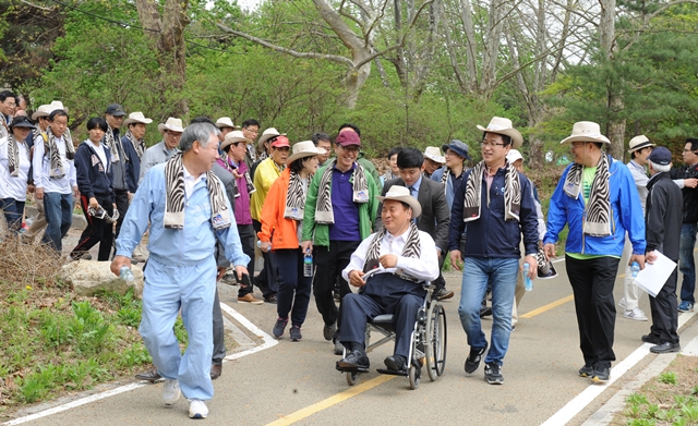 숲향기길을 걷고있는 참가자들의 모습.<사진=화학연 제공>
