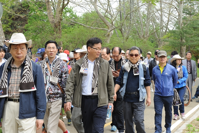 숲향기길을 걷고있는 참가자들의 모습.<사진=화학연 제공>