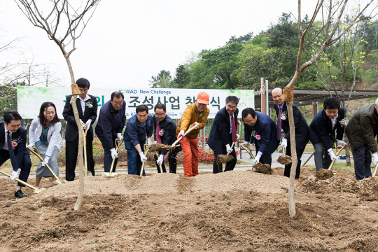 한국원자력환경공단은 22일 코라디움에서 국민의 숲 조성 착수식을 가졌다.<사진=원자력환경공단 제공>