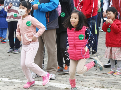 어린이 치어리더의 안무를 따라하고 있는 어린이 참가자들의 모습.<사진=대덕넷>