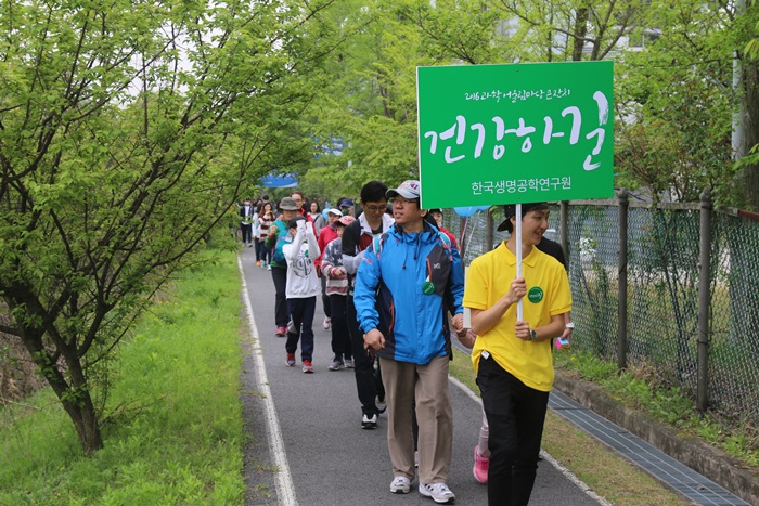 '건강하길'에 참가한 노부부는 "'건강하길'을 걸으면 건강해 질 것 같다"며 즐거워했다. <사진=대덕넷>