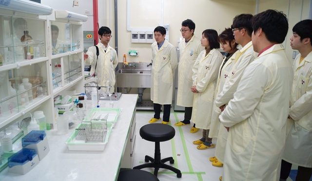 원자력 우수 인력양성 과정에서 참가자들이 일본 도호쿠대학 다원물질과학연구소에서 실험실습하고 있다.<사진=한국원자력협력재단 제공>