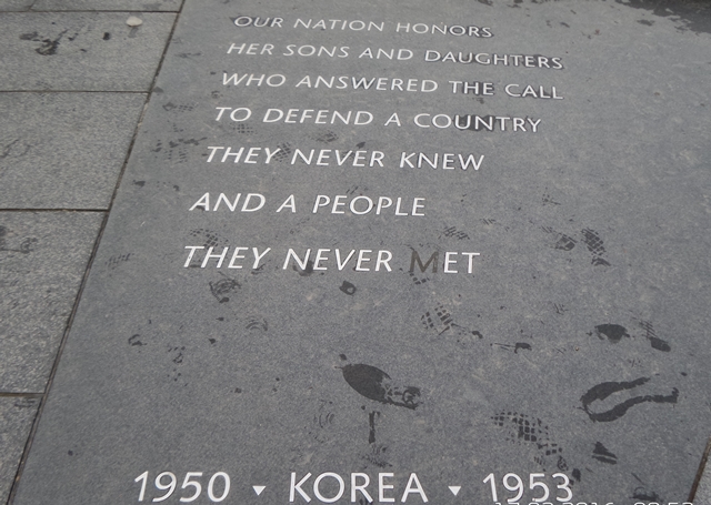 한국전 기념물 앞에 새겨진 문구.<사진=이석봉 기자>