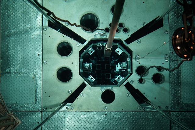 핵연료를 원자로 노심으로 삽입하는 모습.<사진=한국원자력연구원 제공>