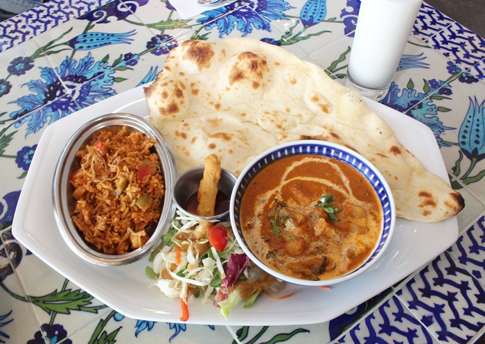  커리&인도식 볶음밥 세트에는 오늘의 커리와 인도식 샐러드, 볶음밥, 후라이드 베지터블이 나온다. <사진=대덕넷>