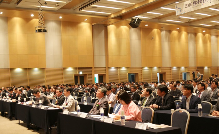 2016 원자력안전규제정보회의가 23일과 24일 양일간 대전컨벤션센터(DCC)에서 관계자 1000여명이 참석한 가운데 열렸다.<사진=대덕넷>