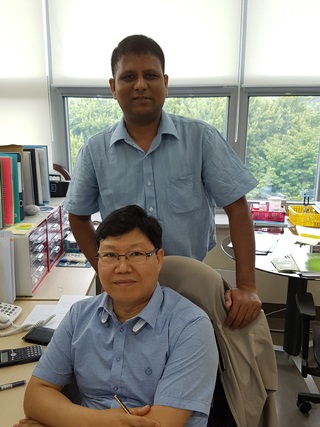 한국지질자원연구원 DMR 융합연구단 전략광물활용기술연구팀의 죠티 라제쉬 쿠마 (Jyothi Rajesh Kumar)박사(뒤쪽)와 이진영 박사.<사진=지질자원연 제공>