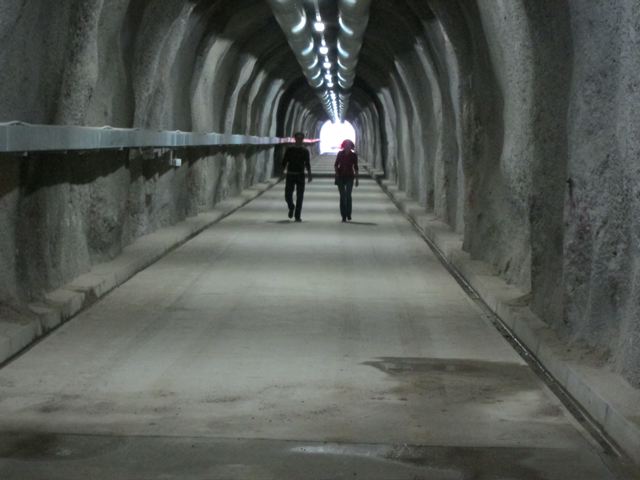 전남 영광에 위치한 한빛원자력발전소 인근 봉대산. 입구로부터 270미터까지 이어지는 터널 끝에 국내 리노연구진이 활동 중인 '중성미자 검출시설 연구실'이 있다. <사진=김수봉 교수팀>