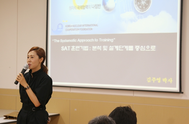 워크숍에서 김주영 한국교육공학연구소 박사가 SAT 교육훈련 기법을 소개하고 있다.<사진=박성민 기자>