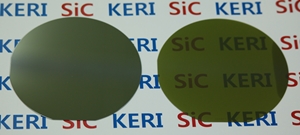 실리콘 웨이퍼(왼쪽)와 탄화규소 웨이퍼(오른쪽)의 모습. 탄화규소 웨이퍼는 투명하다.<사진=전기연 제공>