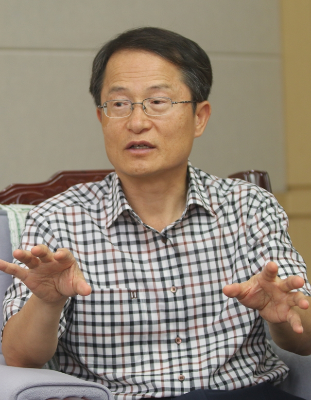 박 원장이 전기연의 톱다운 과제 중 하나인 내시경 의료기기 개발 연구에 대해 설명하고 있다. <사진=김요셉 기자>