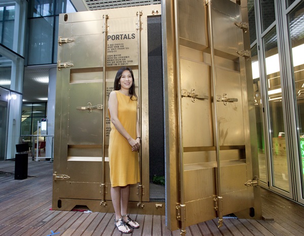 권예람 대표 뒤편에 보이는 것은 서울 대치동 구글 캠퍼스 화상 회의용 스튜디오 '포털(Portals)' <사진=권예람 대표 제공>