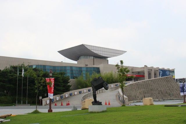 코스모스展이 열리는 대전시립미술관 전경.<사진=강민구 기자>