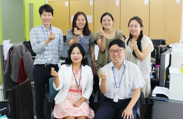 글로벌 첨단바이오의약품 코디네이팅센터 팀원들이 단체사진을 찍고 있다.<사진=박성민 기자>