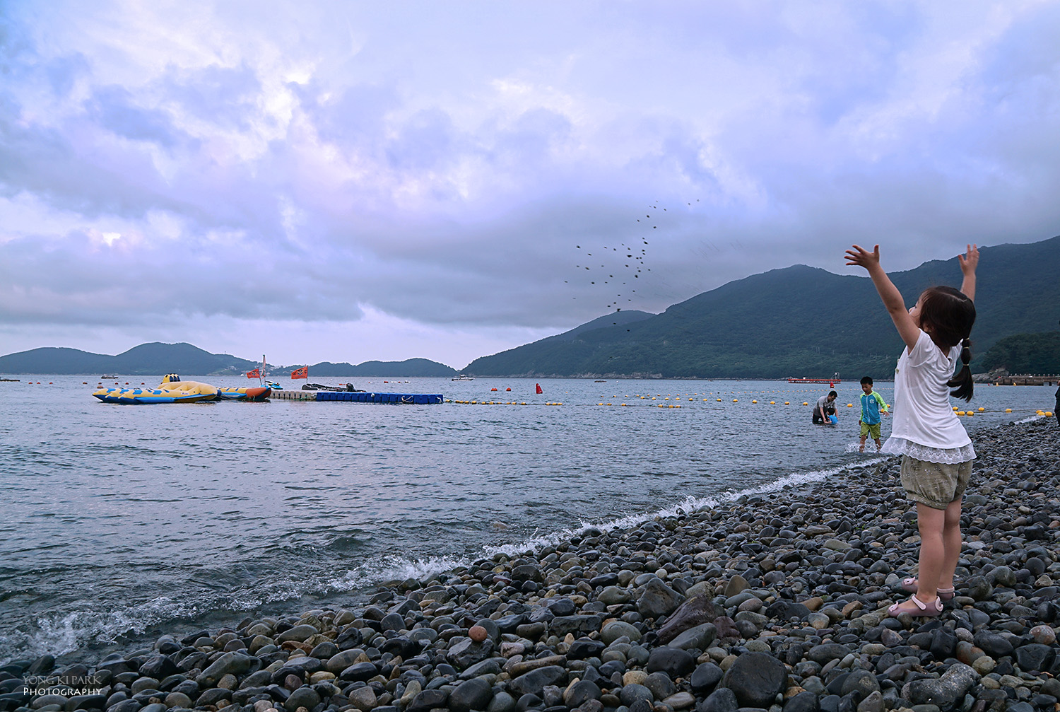 여름 바다를 향한 인사_바다에 인사를 하듯 외손녀는 작은 돌을 주워 바다를 향해 던지며 즐거워하였다. Sony ILCE-6000, 16 mm with E 16-70mm F4 ZA OSS, f/5.6, 1/80 s, ISO100
