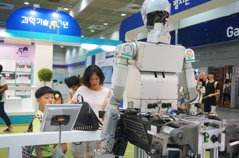 우리나라 지난 50년간 과학기술 성과 부스. 국내 최초 4족 보행 로봇 센토가 전시돼있다. <사진=김지영 기자>