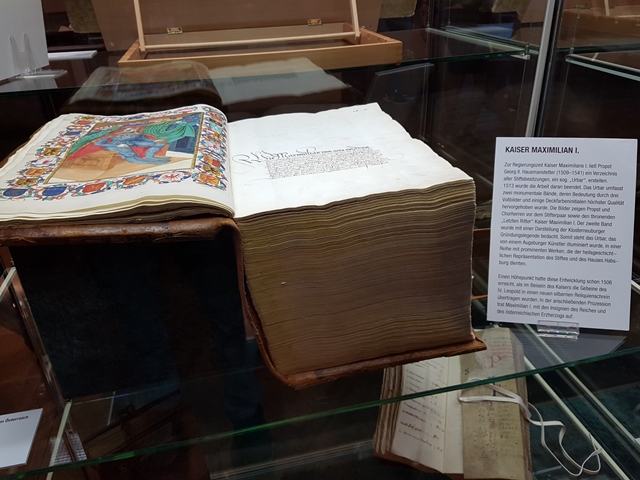 Klosterneuberg 성(城)에서 보관 중인 도서. 두께가 30cm를 넘는다.<사진=대덕넷>