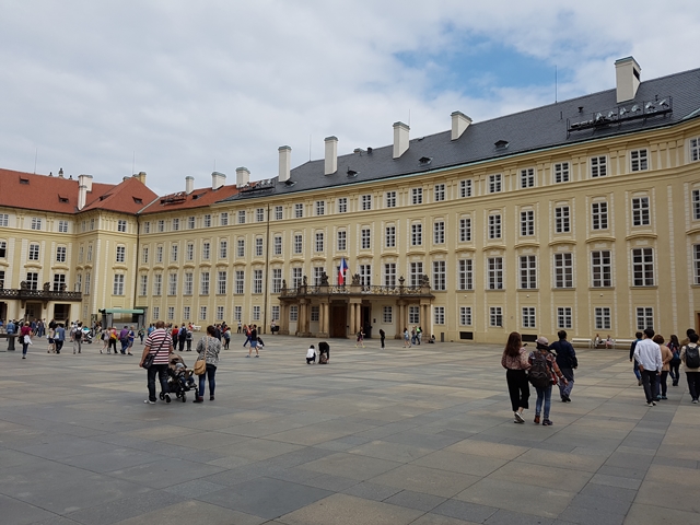 체코 대통령궁 앞모습. 우리나라처럼 권위주의적이고 삼엄한 모습은 찾기 힘들다.<사진=대덕넷>