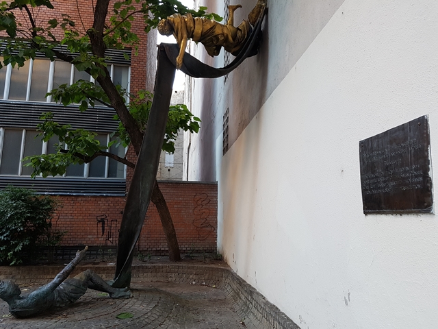 헝가리 부다 페스트 시내에는 세계 2차 대전 중 최대의 유대인 구출로 기록되는 Carl Lutz 헝가리 주재 스위스 대사의 추모 조형물이 설치돼 있다.<사진=대덕넷>