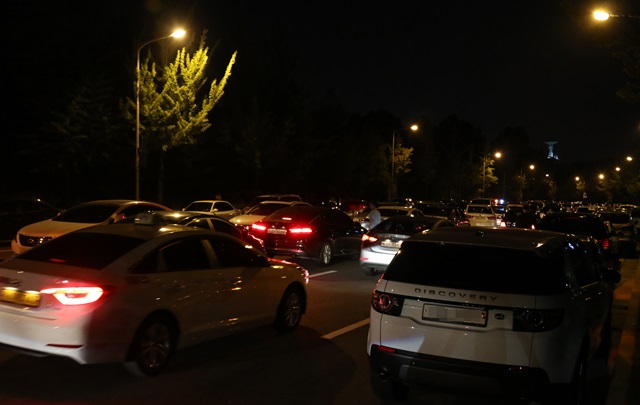 대전시민천문대 앞 도로는 주차차량과 이동차량으로 마비됐다.<사진=강민구 기자>