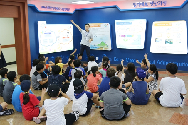참가자들이 대전기상청에서 일기예보 생산과정을 설명듣고 있다.<사진=박성민 기자>
