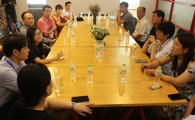 베트남 디자인 전문 인재양성 기업인 'Edexcel 디자인'에 방문해 디자인 교육 업무협력 방안에 대해 논의하고 있다.<사진=박성민 기자>