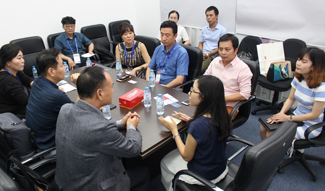 AP그룹을 찾은 대전 디자인 기업인들이 베트남 산업체 디자인 수요에 대해 설명 듣고 있다.<사진=박성민 기자>