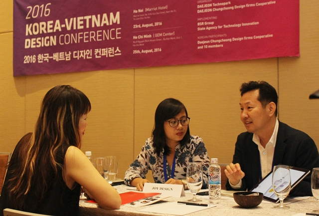 곽승원 조이디자인 대표가 베트남 산업체 종사자들과 디자인 교류 협력 방안을 논의하고 있다.<사진=박성민 기자>