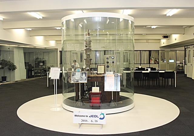 일본 도쿄도 아키시마시에 있는 지올(JEOL Ltd.) 본사. 로비에 전시돼 있는 전자현미경. 지올이 1949년 제작한 연구장비 1호다.<사진=박은희 기자> 