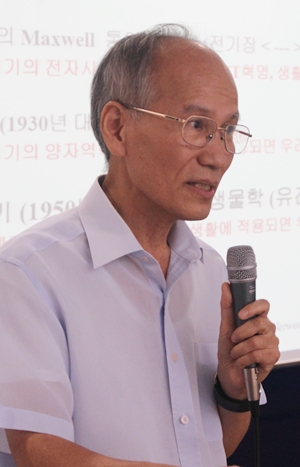 성 교수가 중국 화웨이 기업을 예로 들며 기술산업 생태계 화두를 설명하고 있다.<사진=박성민 기자>