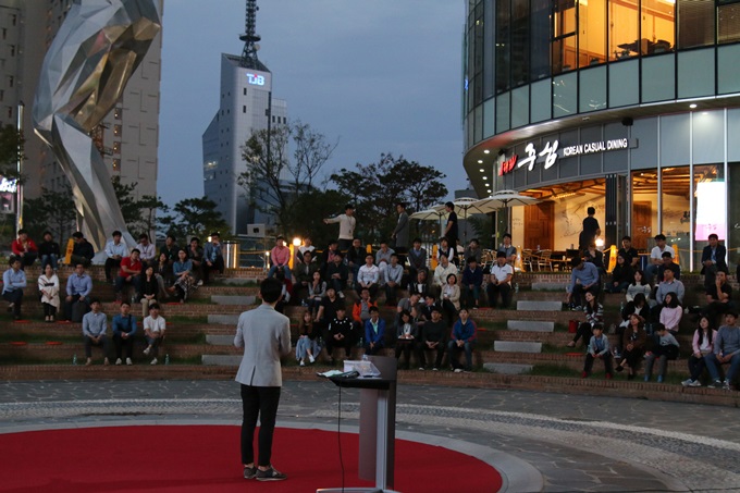 야외 홀인원 광장에서 진행된 이날 강연에는 150여명의 대전시민들이 참석했다.<사진=허경륜 기자>