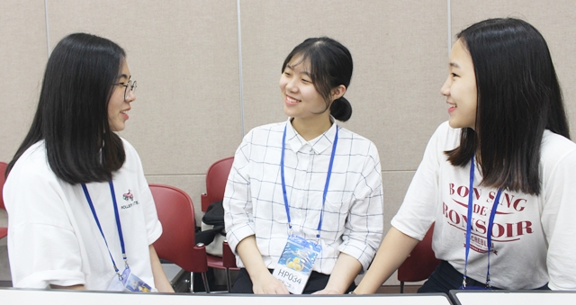 지난 9월 고등부 대회에서 발표를 가진 공애리, 박예림, 이미경 학생. <사진=김지영 기자>