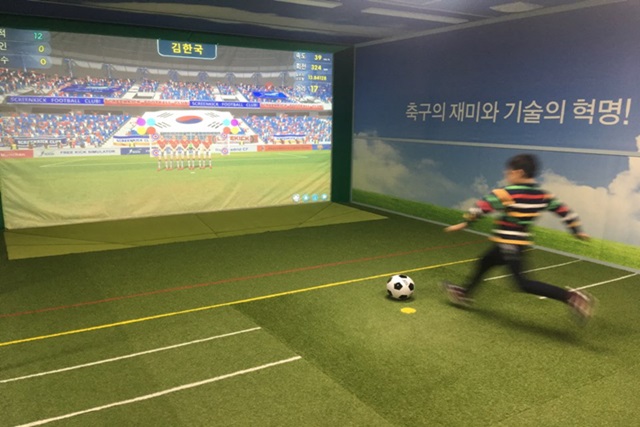 ETRI는 VR관련 콘텐츠를 제작하고 올해 6월부터 서울 옥수초등학교 VR스포츠 교실에 활용했다.<사진=ETRI 제공>