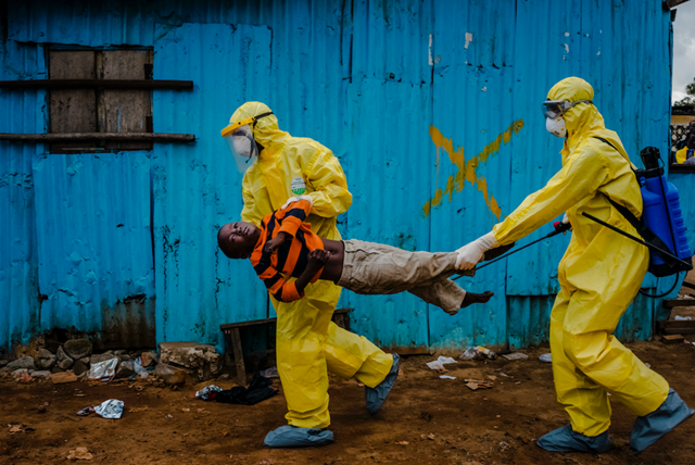 사진은 에볼라 전염병을 취재 보도해 2015년 퓰리처상을 수상한 다니엘 베레훌락 기자의 작품.<사진=대전일보 제공>