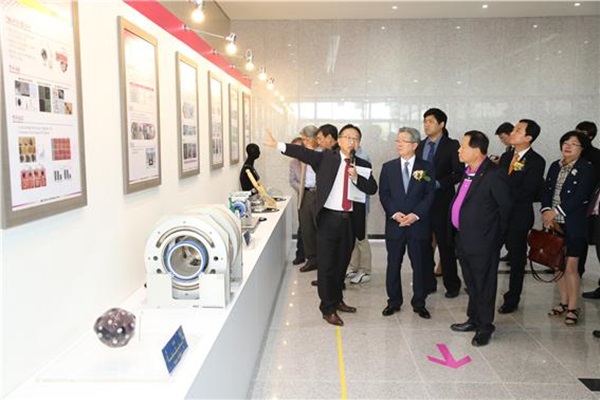 박종오 교수(사진 왼쪽)가 마이크로의료로봇센터에 대해 소개하고 있다.<사진=마이크로의료로봇센터 제공>