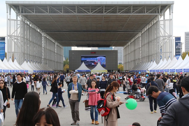 대전의 대표적인 축제 '2016 사이언스 페스티벌'이 22일 엑스포시민광장에서 개막했다.<사진=백승민 기자>