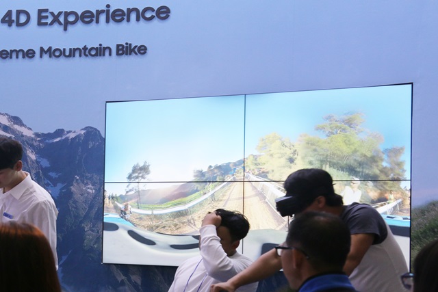 삼성전자는 축제에서 '4D VR 산악 카누 및 자전거 체험'을 선보였다.<사진=백승민 기자>