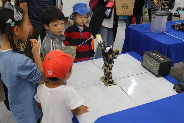 축제에서 ICT 관련 벤처기업들은 음악에 맞춰 춤추는 로봇을 선보이며 참가자들의 주목을 끌었다.<사진=백승민 기자>