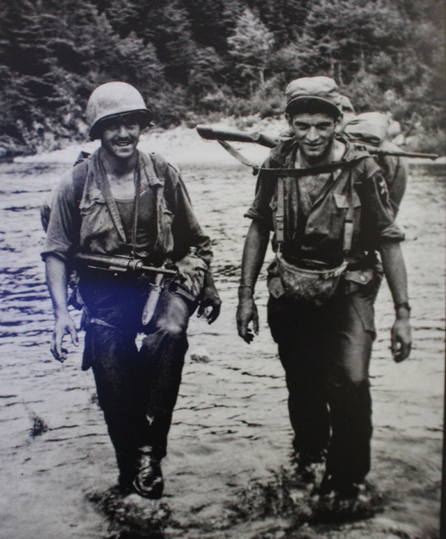 1951년 인제 부근에서 강을 건너고 있는 프랑스 지원군 병사들의 모습.<사진=허경륜 기자>