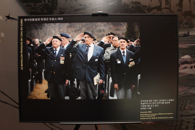 화살머리고지 전투 적전기를 방문한 한국전쟁 참전 프랑스 장교들과 노병들의 모습이 담긴 사진.<사진=허경륜 기자>