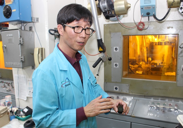 김도식 원자력연 책임연구원이 사용후핵연료 연구에 대해 설명하고 있다. 뒤에 보이는 방이 콘크리트 핫셀이다.<사진=강민구 기자>