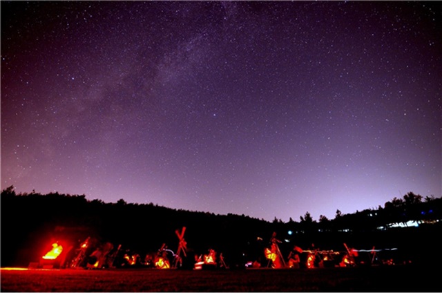 지난해 은하수 아래 '전국학생천체관측대회'현장 사진.<사진=천문연 제공>