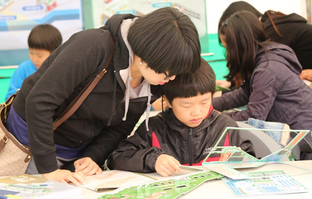 한국지질자원연구원 체험 부스에 참여한 어린이. 진지한 모습으로 과학관을 입체카드로 만들어나갔다.<사진=취재팀>